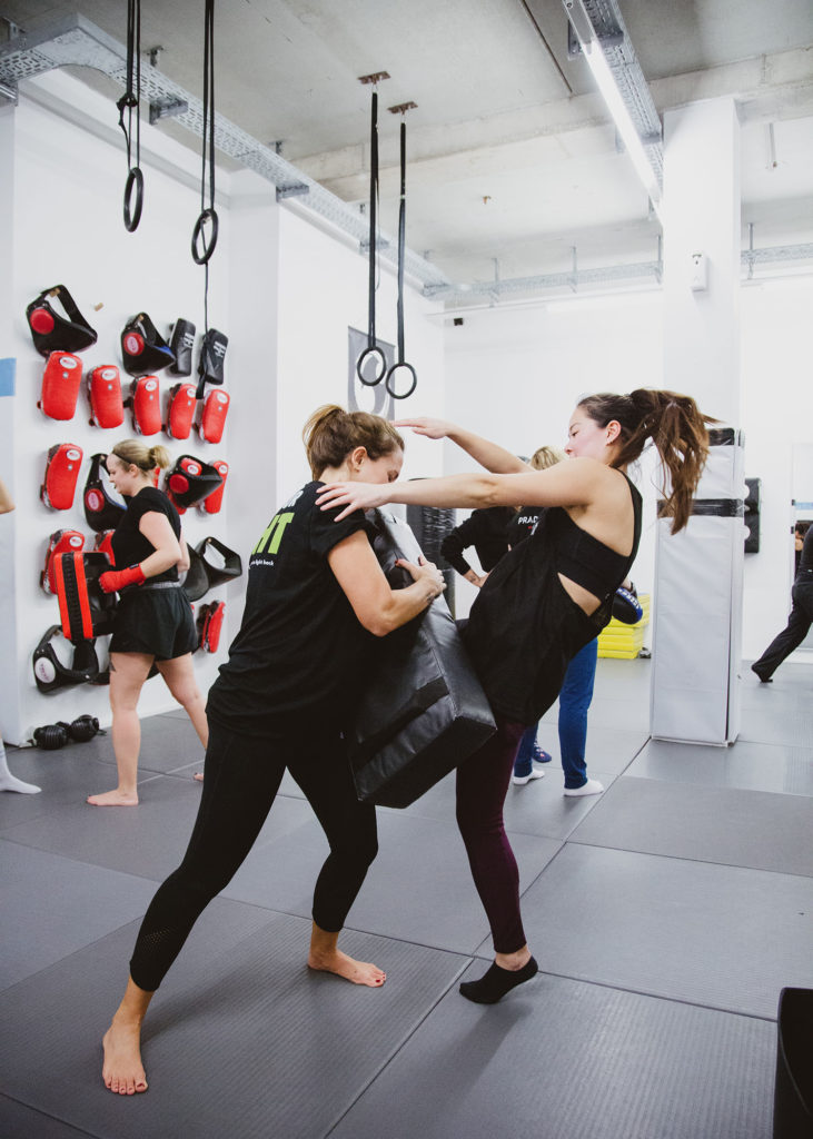 Frauen durch Kampfsport bestärken sich zu wehren 